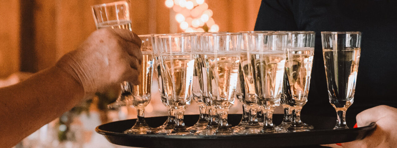 Kuohuviinitarjoilu. © Riku Norakari
