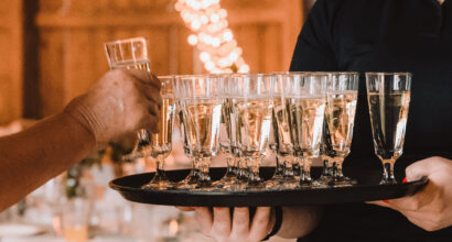 Kuohuviinitarjoilu. © Riku Norakari