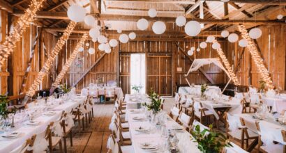 Puimalan sisätilat koristeltuna hääjuhliin. Kuvaaja Riku Norakari.